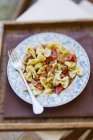 Farfalle insalata di pasta con pomodori — Foto stock