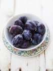 Bowl of fresh plums — Stock Photo