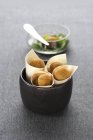 Fritte aux olives - olives panées et frites dans un bol brun sur une surface grise — Photo de stock