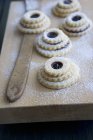 Biscoitos com engarrafamento e açúcar — Fotografia de Stock