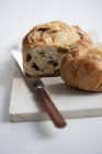 Vue rapprochée du pain sucré Hefezopf aux figues et raisins secs — Photo de stock