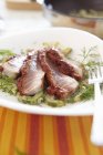 Tonno marinato con insalata di cetrioli — Foto stock