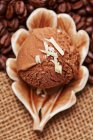 Шоколадное мороженое с большим количеством кофейных зерен — стоковое фото