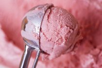 Crème glacée maison aux fraises — Photo de stock