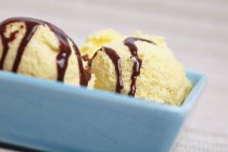 Домашнее ванильное мороженое — стоковое фото