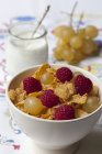 Cornflakes with grapes and raspberries — Stock Photo