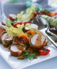 Frango com ervas, envolto em presunto e servido com legumes e salada — Fotografia de Stock