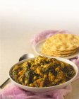 Curry di verdure con ceci e focaccia su piatto bianco — Foto stock