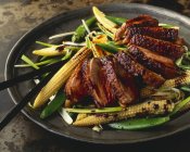 Duck breast on bed of stir-fried vegetables — Stock Photo