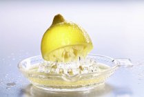 La mitad de limón resh en exprimidor - foto de stock