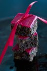 Servindo de brownies decorados com cereja vermelha — Fotografia de Stock