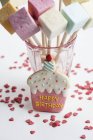 Biscoito de aniversário com marshmallows — Fotografia de Stock