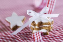 Печенье на скатерти Гингем — стоковое фото