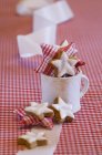 Cinnamon biscuits and fabric stars — Stock Photo