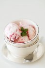 Strawberry ice cream with meringue pieces — Stock Photo