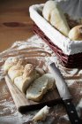 Pão branco fresco em fatias parciais — Fotografia de Stock