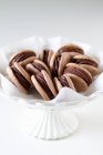 Macaroons de chocolate em stand — Fotografia de Stock