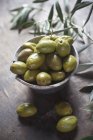 Зелені оливки в керамічній тарілці — стокове фото