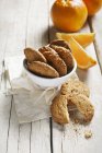 Biscoitos de laranja na tigela — Fotografia de Stock