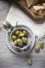 Grüne Oliven mit Pecorino-Käse — Stockfoto