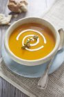 Гарбузовий суп з травою в мисці — стокове фото