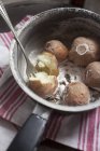 Patatas hervidas sin pelar en cacerola - foto de stock
