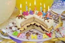 Gâteau couche éponge avec des bougies — Photo de stock