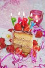 Gâteau couche de fraise avec des bougies — Photo de stock