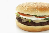 Hamburger mit Champignons und Tomaten — Stockfoto