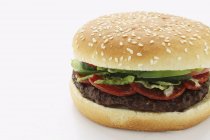 Гамбургер с пепперони и салатом — стоковое фото