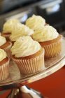 Cupcakes à la crème au beurre sur le stand de gâteau — Photo de stock