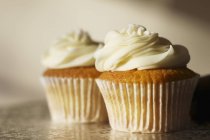 Deux cupcakes à la crème anglaise — Photo de stock