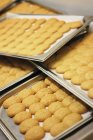 Vista close-up de biscoitos Amaretti recém-assados em assadeiras — Fotografia de Stock