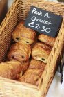 Schoko-Croissants im Korb — Stockfoto