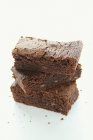 Pilha de brownies frescos assados — Fotografia de Stock