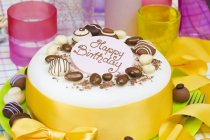 Torta di compleanno con caramelle al cioccolato — Foto stock