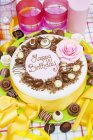 Gâteau d'anniversaire avec bonbons au chocolat — Photo de stock