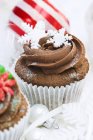 Chocolate cupcakes decorated with sugar flowers — Stock Photo