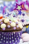 Cupcakes decorated with stars and candies — Stock Photo