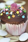 Cupcake décoré de bonbons colorés — Photo de stock