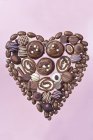 Серце з шоколадних цукерок — стокове фото