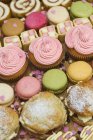 Rangées de cupcakes, scones et macarons — Photo de stock