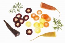 Zanahorias coloridas en rodajas - foto de stock