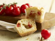 Muffin rempli de tomates — Photo de stock