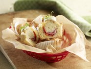 Muffins gefüllt mit Chili und Schinken — Stockfoto