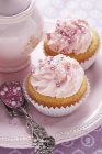 Magdalenas rosadas con perlas de azúcar - foto de stock