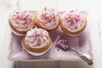 Magdalenas rosadas con perlas de azúcar - foto de stock