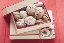 Асорті різдвяного печива в коробці — стокове фото