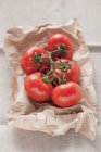 Свежие органические помидоры — стоковое фото