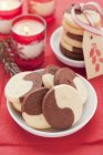 Biscuits noirs et blancs pour Noël — Photo de stock